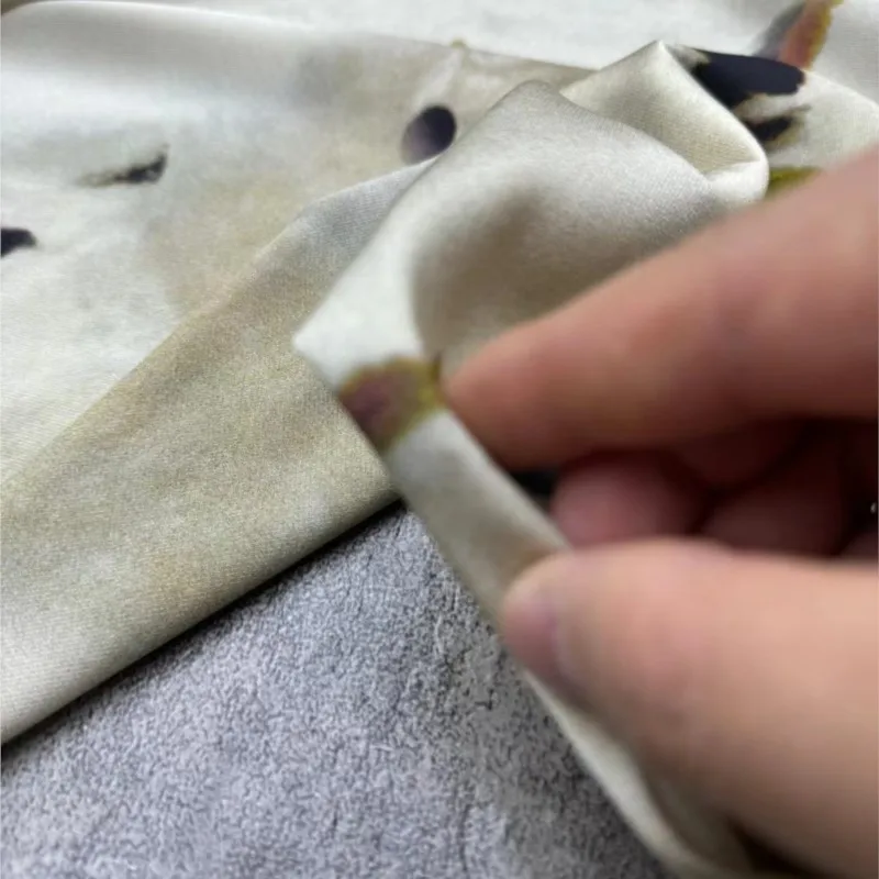 Der Stoff besteht aus hochwertigem, maßgeschneidertem Seiden-Träger-Top-Kleid-Set aus inktwaschbarem, sprühgefärbtem beigem, elastischem Twill