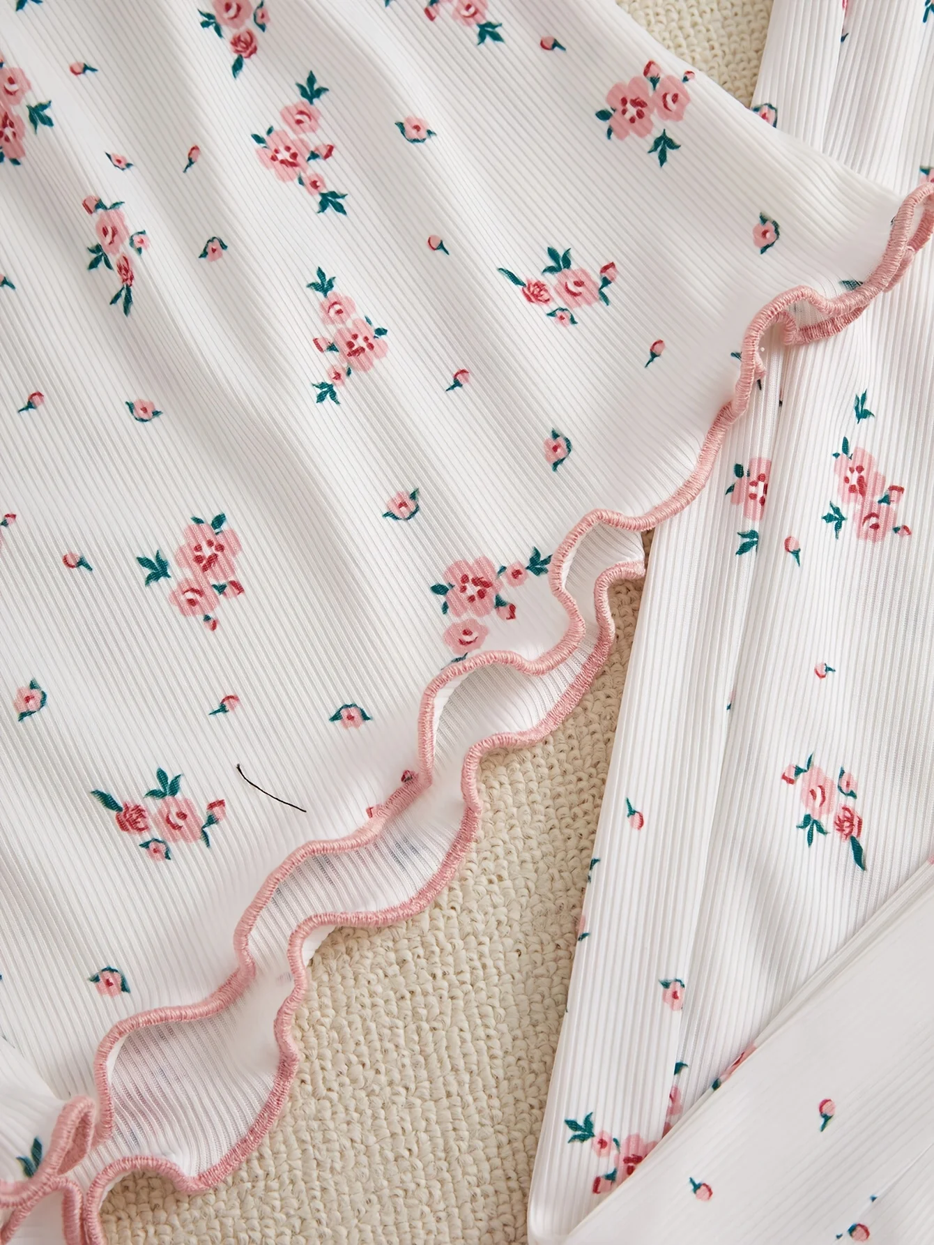 ฤดูร้อน 3-PCS ชุดนอนสตรีชุดคอวีถักลูกไม้ Suspender พิมพ์ลายดอกไม้กางเกงขาสั้นจับคู่กับกางเกงชุดนอนสบายๆ