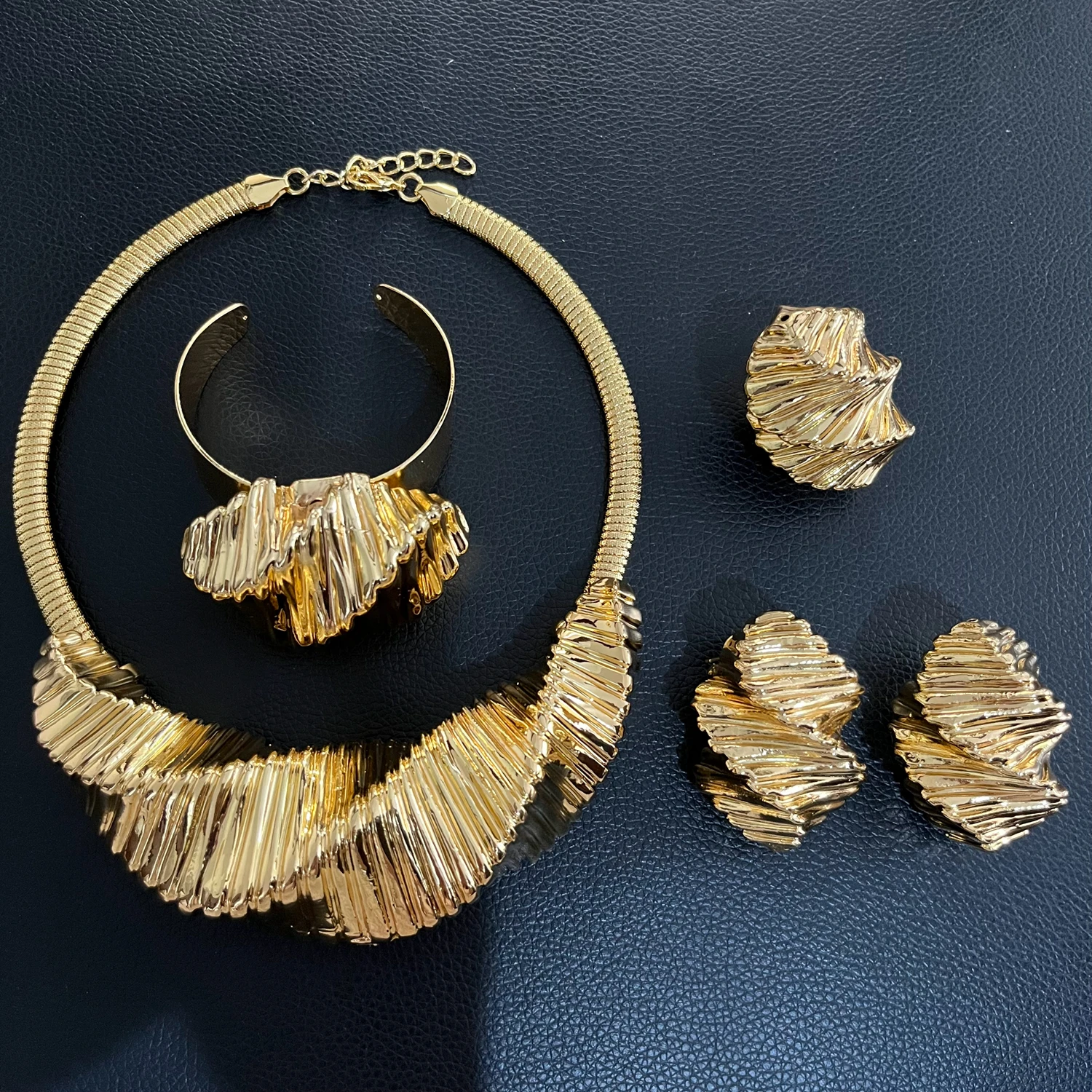 New In Italy Fashion Jewelry Set High-end Woman Wedding Party Dating Necklace Bangle Earring Ring Brazil Gold Color Big Jewelry