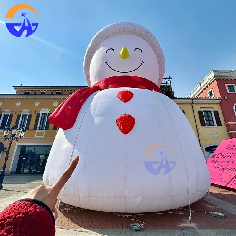 نموذج رجل الثلج الكرتوني القابل للنفخ مع قبعة حمراء ووشاح عيد الميلاد والشتاء في الهواء الطلق ديكورات للباحة