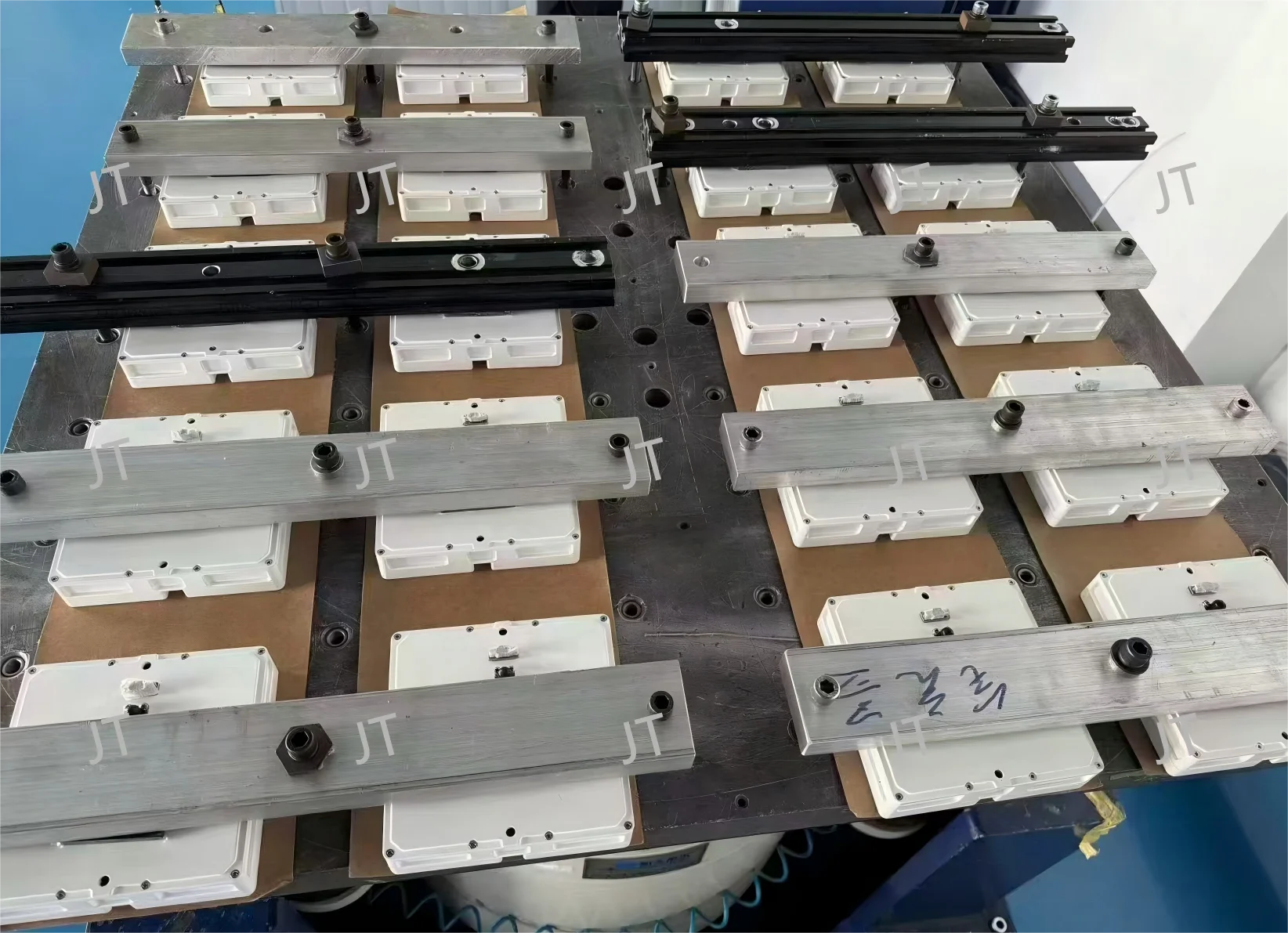 Antena GNSS Terintegrasi Berkinerja Tinggi SJAJ-4-B3-2P 3-Band Anti-Jamming dengan Dudukan Dasar 140x140mm