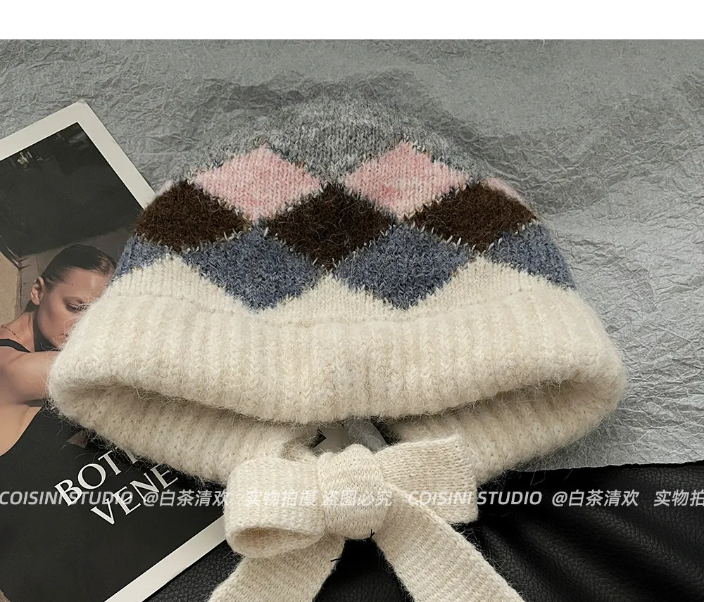 Vintage-Strickmützen mit Ohrenklappen, kariertes Jacquard-Muster, weich und flauschig, mit langen Bändern, warme, winddichte Wintermützen für Damen und Mädchen. – Detail 7