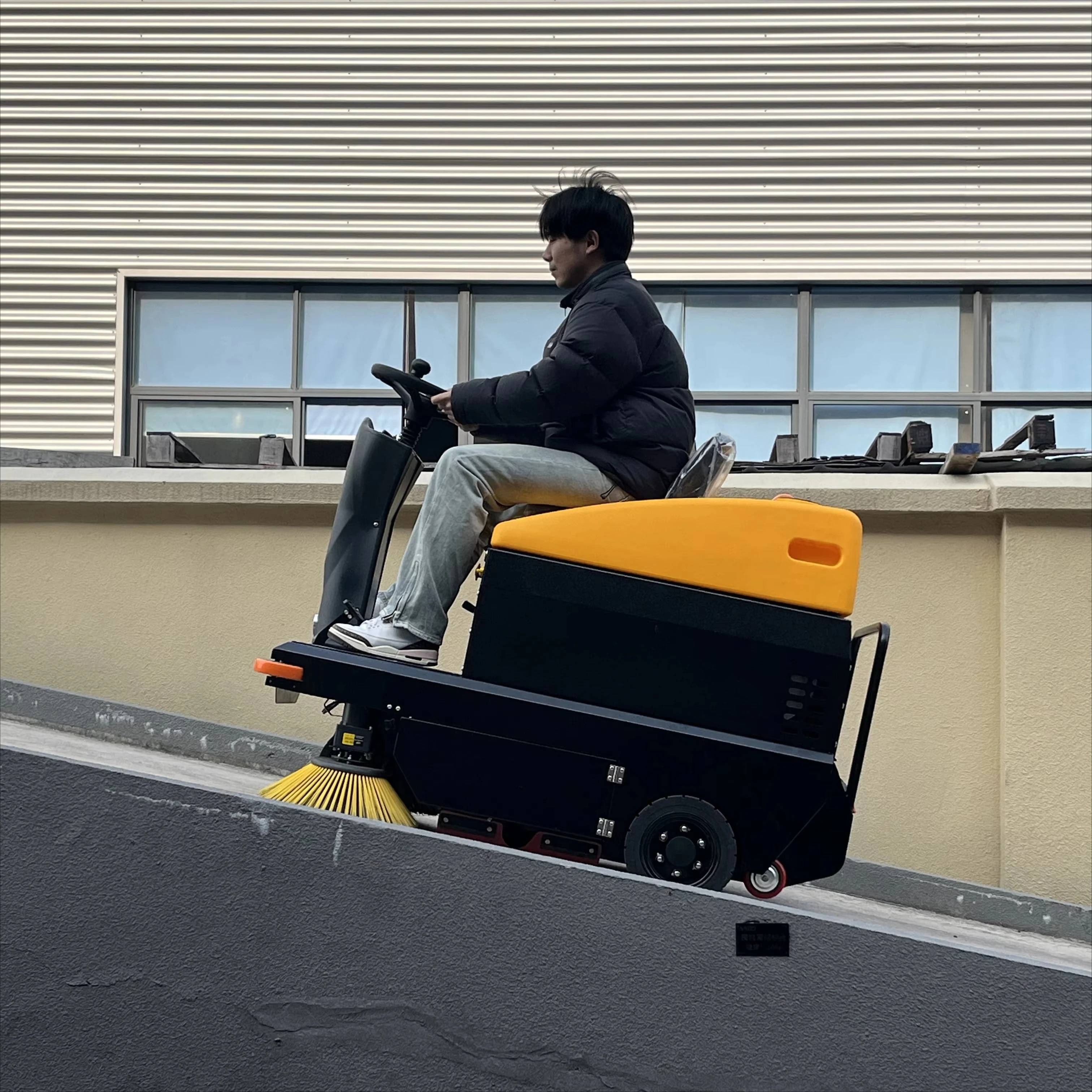 C100 Elektrische Ride-On robotische industriële vloerveegmachine