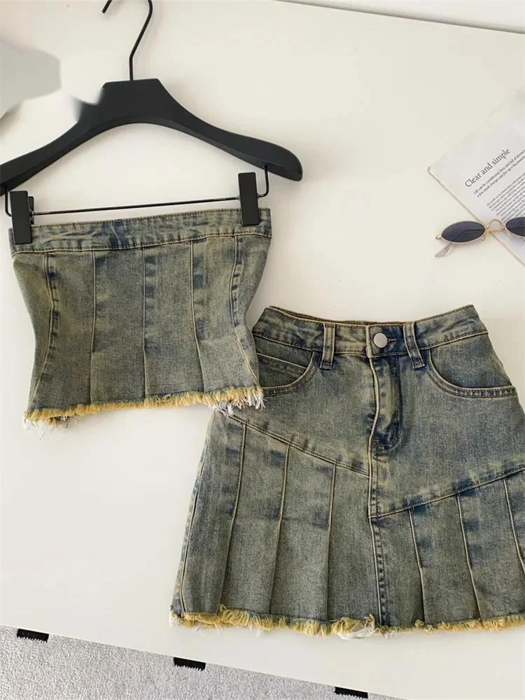 

Джинсовый комплект с эффектом потертости: сексуальный топ без бретелек с необработанным краем + плиссированная мини-юбка. Горячий летний образ для дерзких девушек. Комплект из 2 предметов.