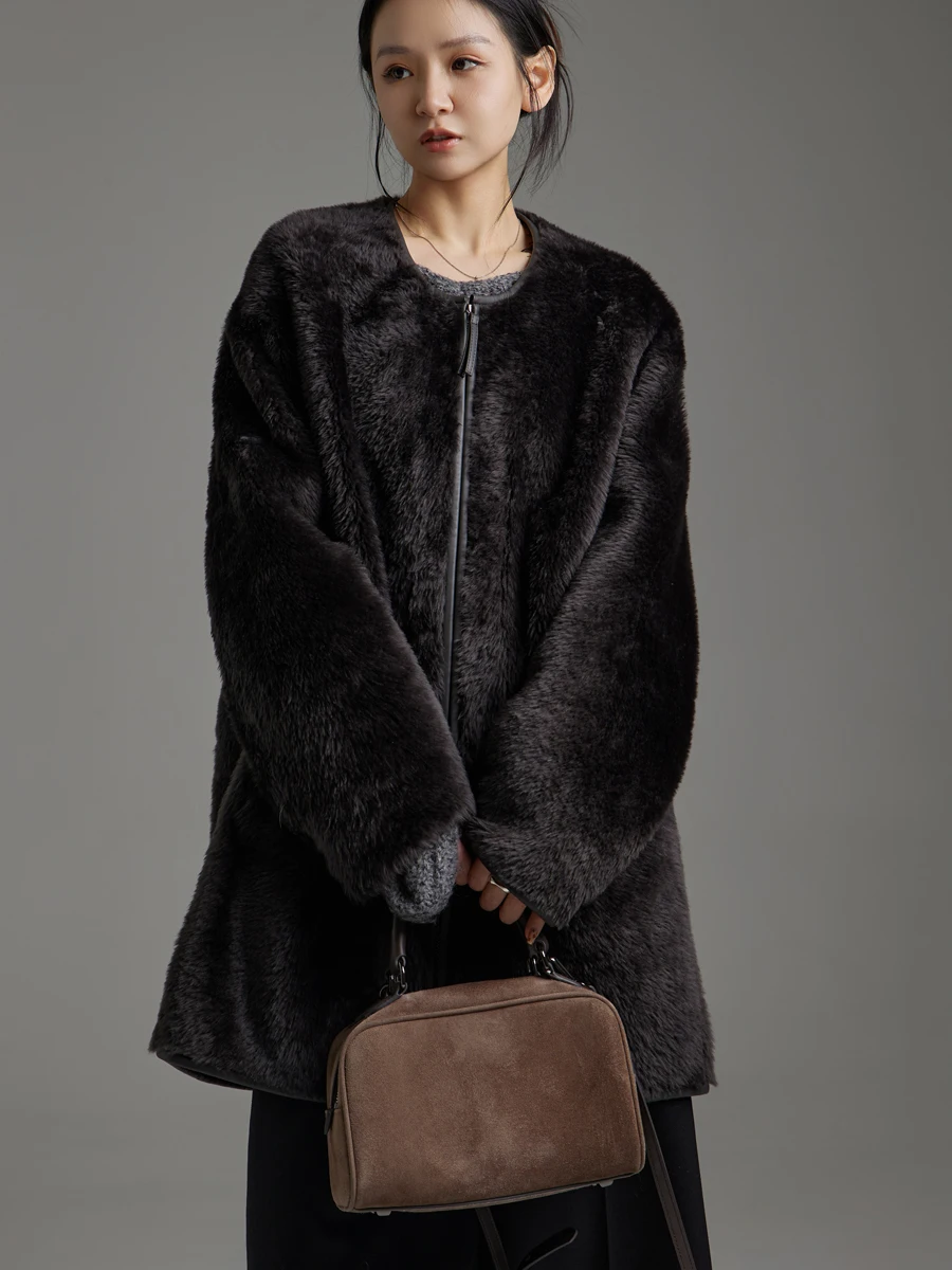 เสื้อโค้ทขนแกะเมอริโนแท้สุดหรูสำหรับผู้หญิง ประจำปี 2025 รุ่นใหม่ เรียบง่าย คอทรงโอ ความยาวปานกลาง ทำจากหนังแท้และขนสัตว์แท้