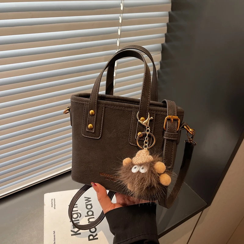 حقيبة ساعي فاخرة وبسيطة للنساء مع شعار حروف عصرية ونمط عتيق بلون سادة #4