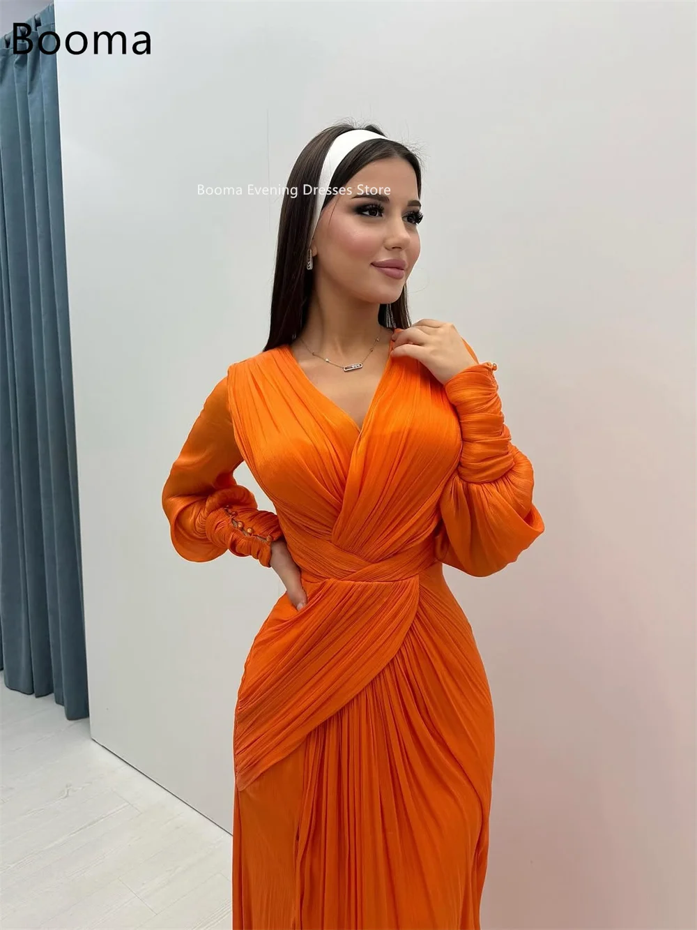 Booma فساتين سهرة أنيقة على شكل حرف a على شكل حرف v بطيات برتقالية بفتحة جانبية فساتين رسمية طويلة للنساء فساتين حفلات مصنوعة حسب الطلب