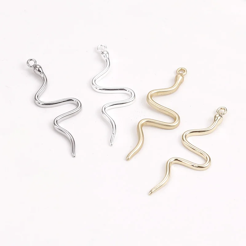 2 Pieces Fashionable 14k Copper Gold-plated Curved Snake Pendant Handmade DIY Homemade Matte Gold Necklace Accessory Materials