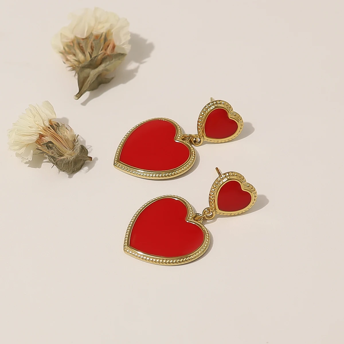 WILD & FREE Kolczyki w kształcie serca ze stali nierdzewnej z czerwoną emalią dla kobiet Modna, słodka, urocza, wysokiej jakości biżuteria wodoodporna