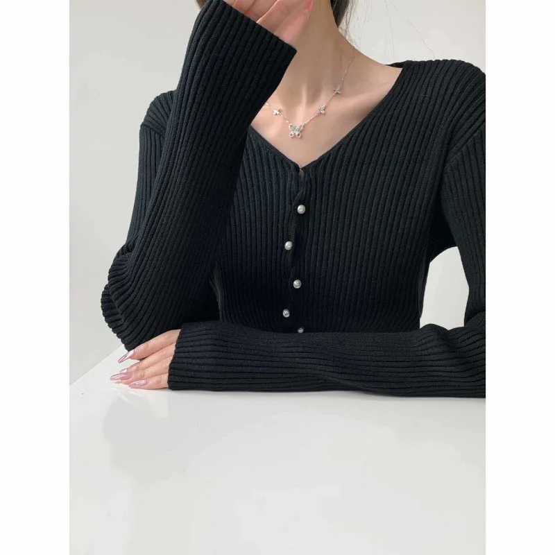 Koreanische Mode für Damen, elegant, schick, mit Perlen, Knopfleiste, Vintage-Stil, süßer V-Ausschnitt, lange Ärmel, schmaler, gerippter Basic-Strickpullover