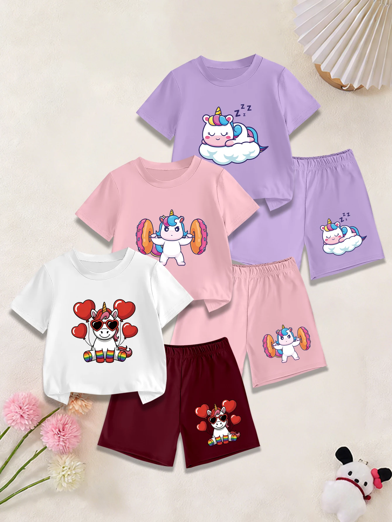 

Комплект из 6 предметов: летний комплект из футболки и шорт для девочек, с принтом мультяшного единорога, поднимающего штангу, держащего воздушный шар в форме сердца и спящего.