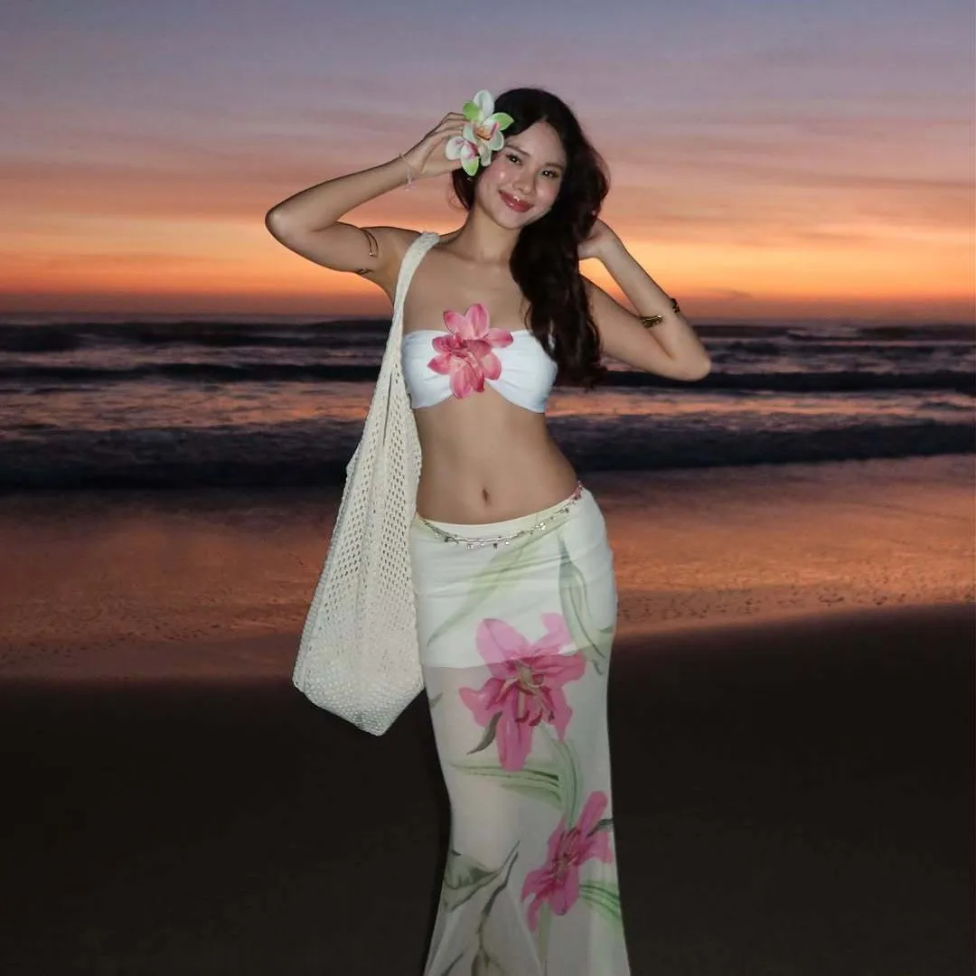 

Новый летний женский модный комплект 2026: купальник-бандо с принтом, атласная шелковистая драпированная юбка А-силуэта и облегающий топ