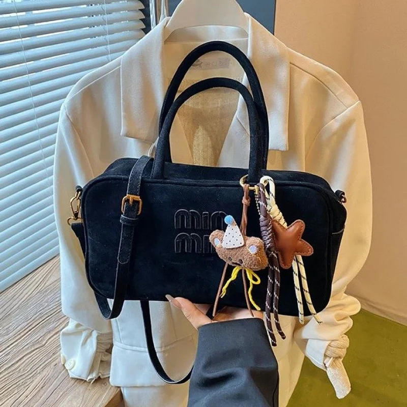 

Fashionable Ladies Crossbody-Bag Crafted From Fine Leather Featuring Classic Paris Style And High-End Vintage Look​