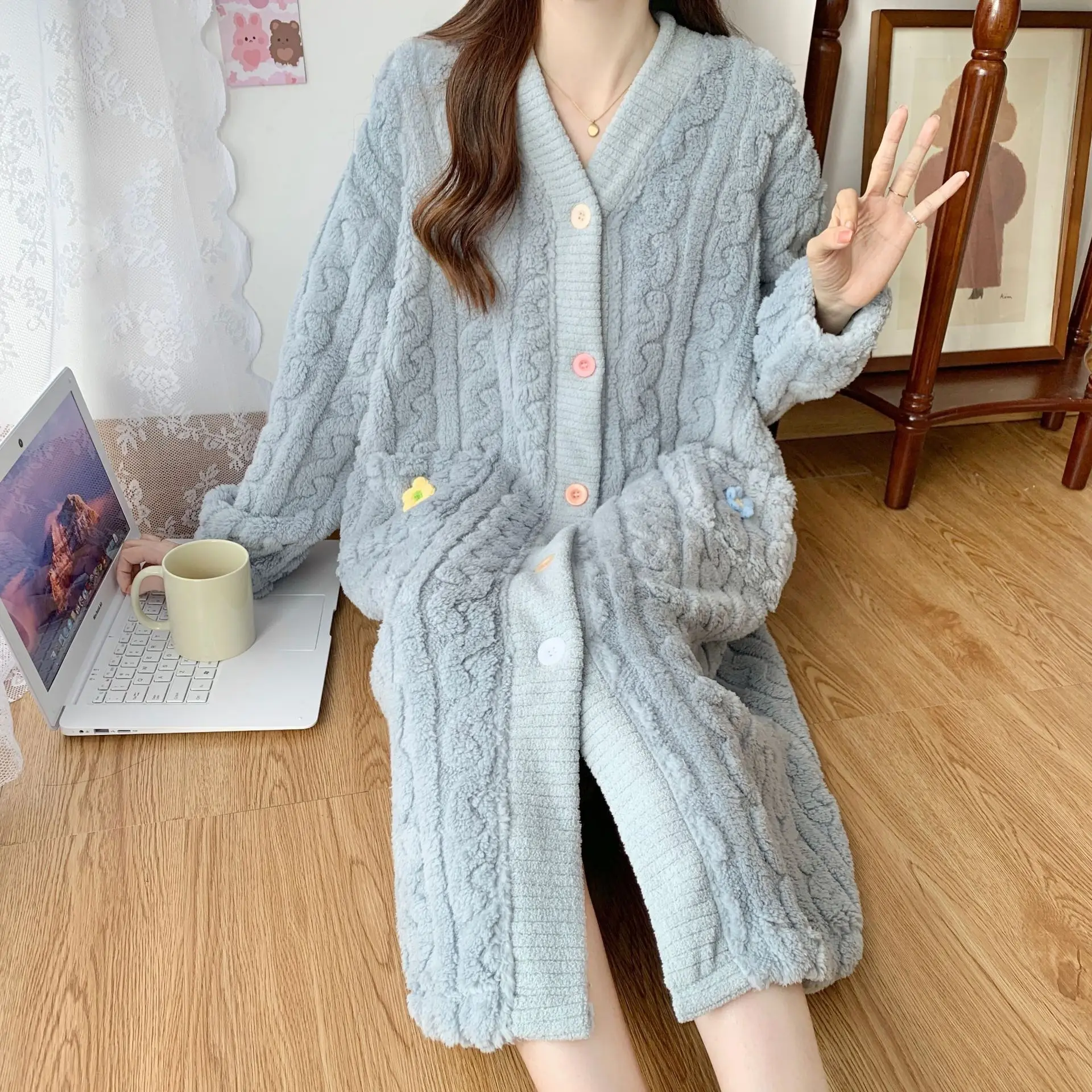 

Thickened Warm Women's Winter Coral Velvet Robe Padded Length Pajamas Ladies Flannel Homewear Ladies Bathrobe Striped Sleepwear