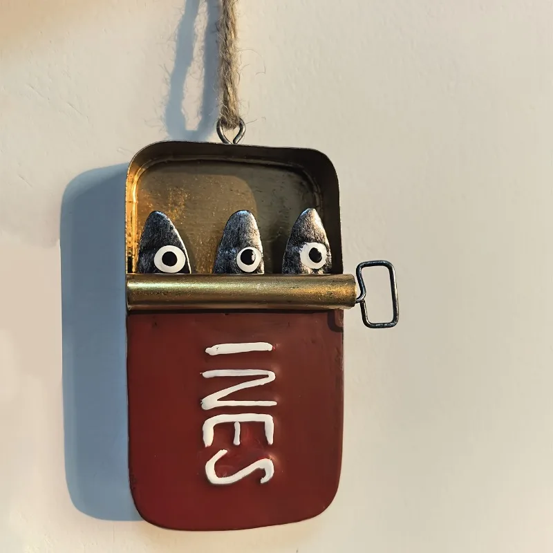 Tarro de mar de sardinas hecho a mano, decoración colgante de Metal de tres sardinas con un gancho para colgar, pegado fuera de la lata medio enrollada