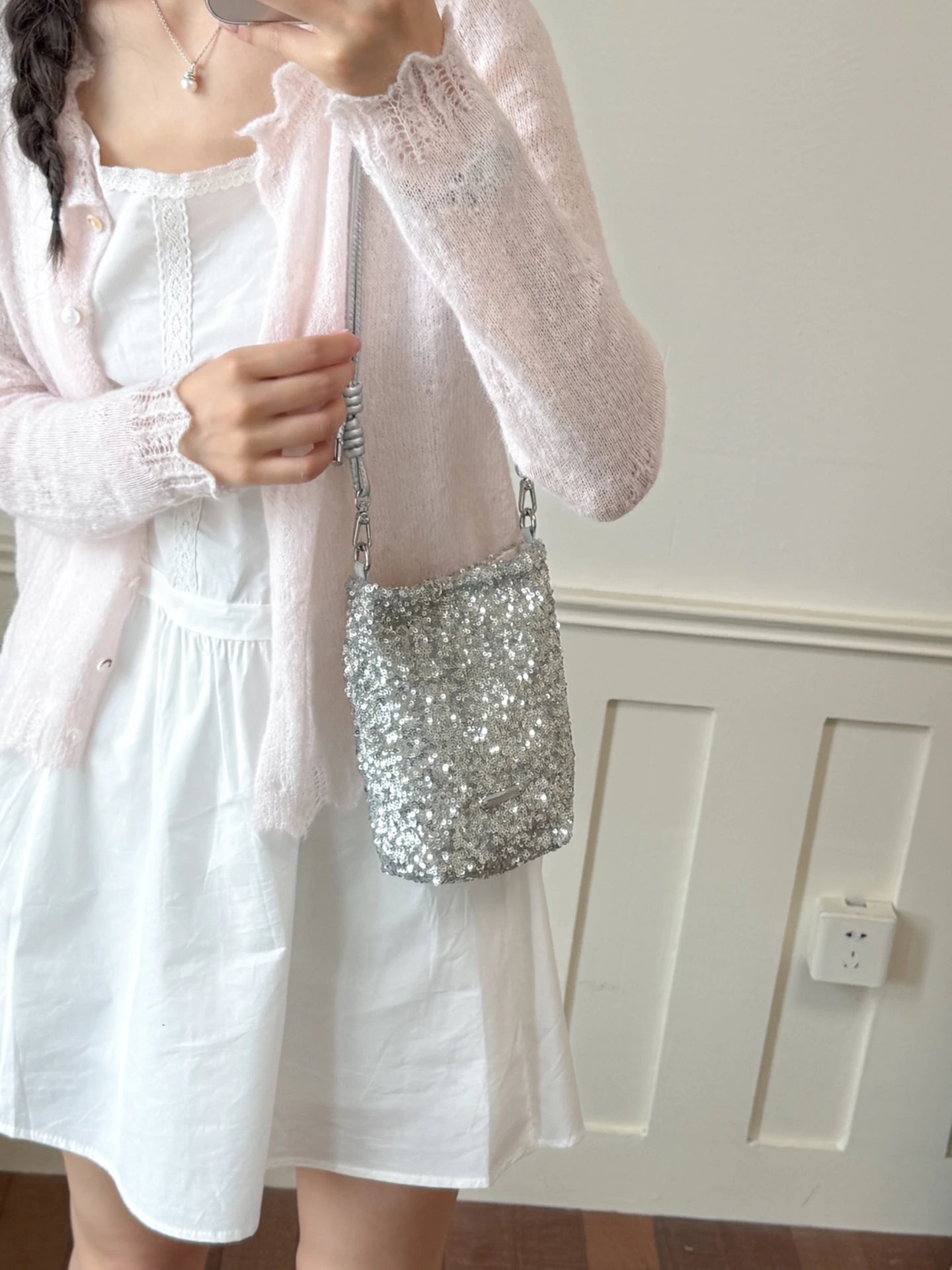 Shiny Silver Sequin Mobile Phone Bag with Adjustable Shoulder Strap Large Capacity Casual Crossbody Bag for Young Women
