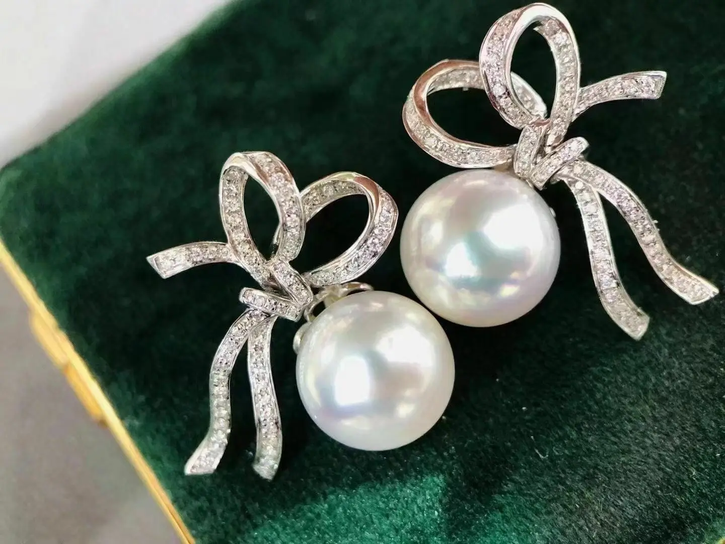 

Classic 9-10mm South Sea Round White Pearl Dangle Earring