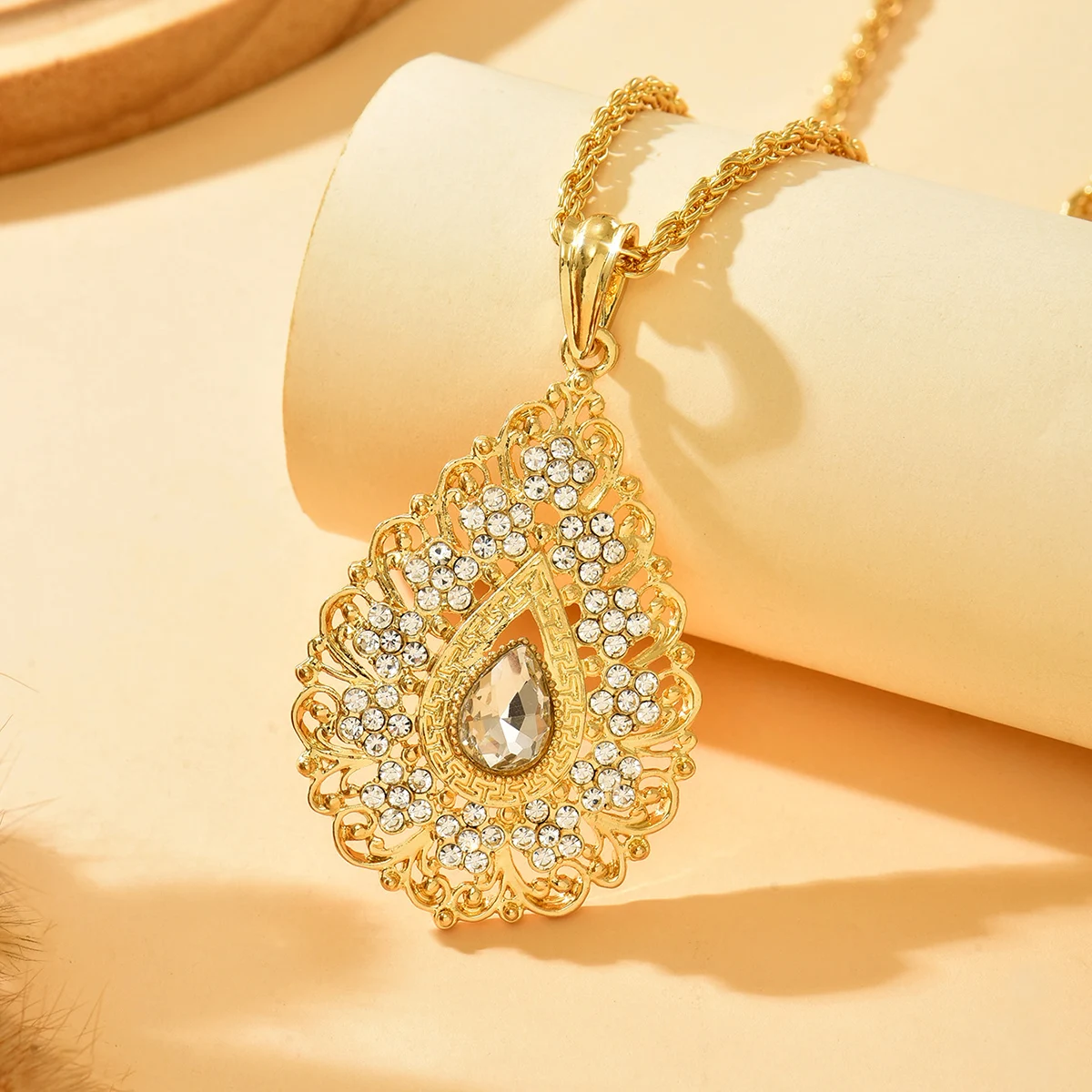 

A Metal Pendant In The Shape Of A Water Droplet, With Floral Print And Inlaid Design,60cm Chain,Moroccan Bridal Wedding Necklace