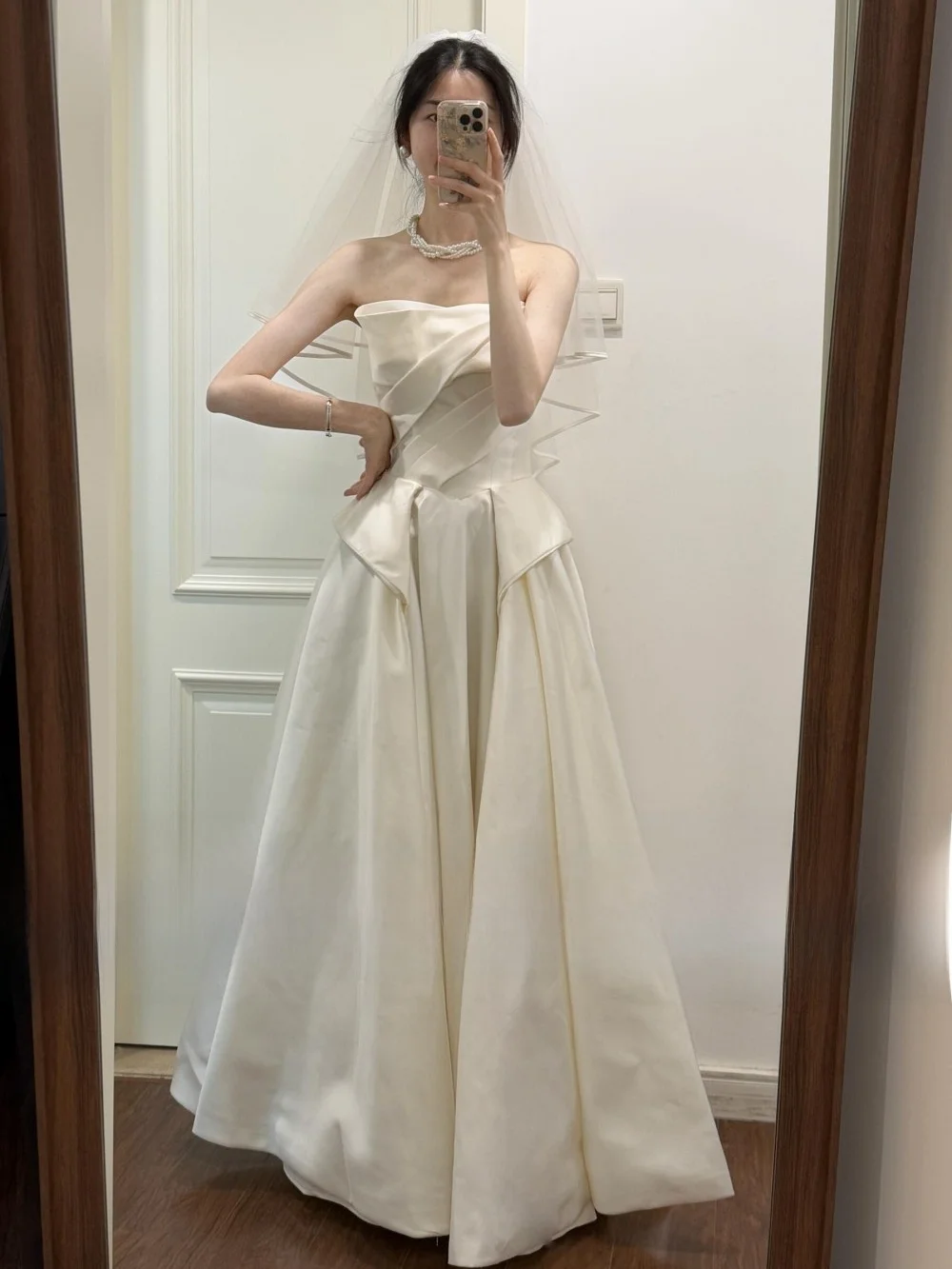 

Elegant Satin Light Wedding Dress for Bride Simple Style Ribbon Binding A-Line Skirt Long Dress for Hotel Indoor Ceremony
