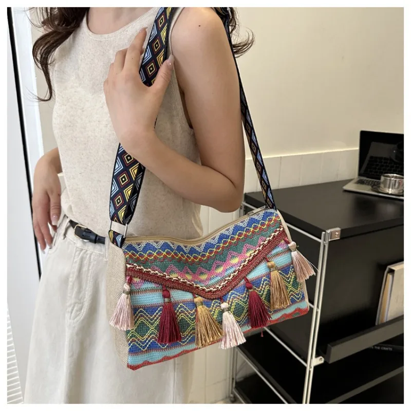 Winter New Literary Ethnic Style Crossbody Bag Fashion Tassel Female Designer Shoulder Bag Retro Commuting Fashion Crossbody Bag