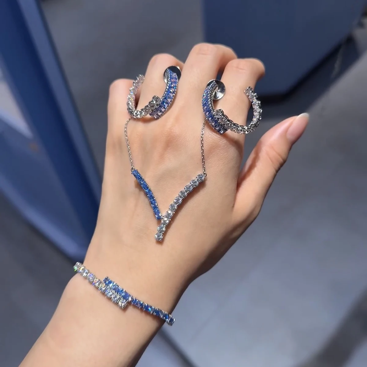 

Роскошный комплект украшений для женщин, V-образное ожерелье, браслет и серьги с синим цирконом, подарок на годовщину Рождества