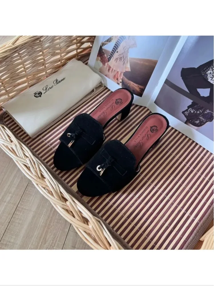 Schuhe im Stil des Quiet Luxury und Old Money, minimalistische Schuhe ohne Logo, Retro-Slipper mit Quasten, offene Zehenpartie, breite Absätze, lässige Leder-High-Heels-Sandalen.