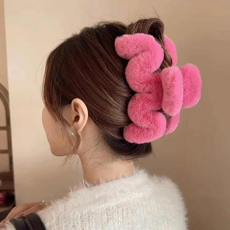 Coffee colored plush grab clip, large plate hair clip, elegant temperament at the back of the female head, 2023 new shark clip