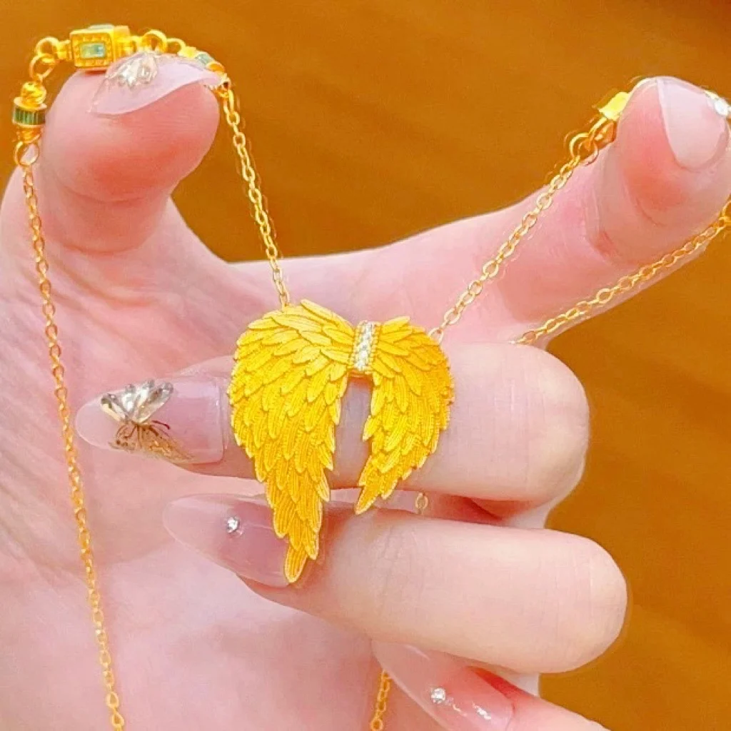 Light Luxury Angel Wing Crystal Inlaid Brushed Women Pendant Women 24K Gold AU999 Simple and Noble and Eye Catching