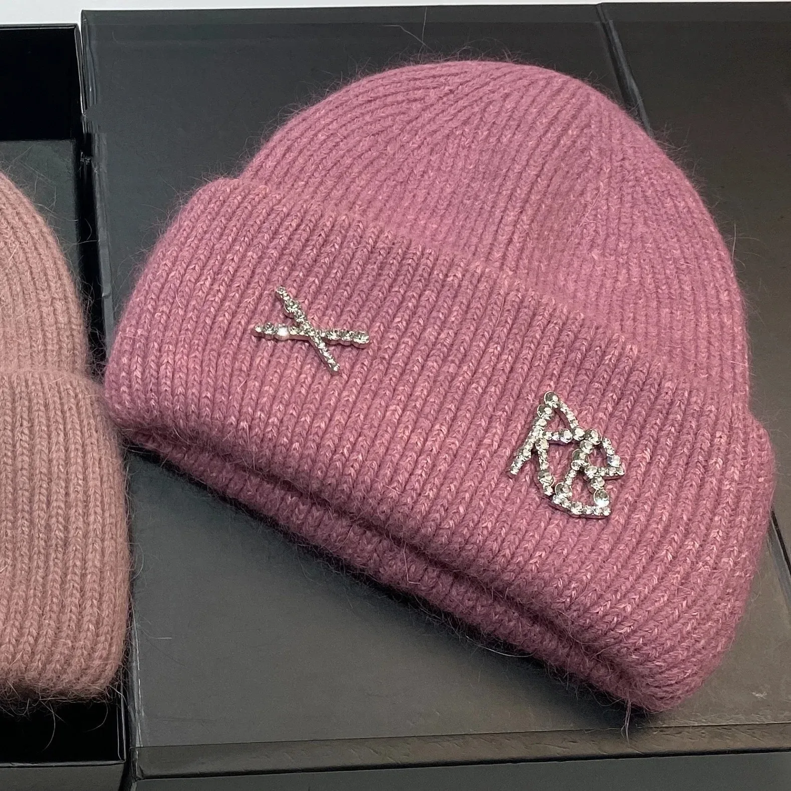 Neue Echte Modische Kaninchenhaar-Diamant-Buchstaben-Mütze, Warme Strickmütze für Damen, Designer-Freizeitmütze, Skimütze – Detail 11