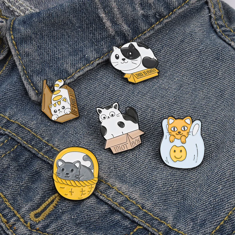 Broche de gato de Planeta, caja de gato, botella de gato, accesorios de ropa de aleación de esmalte, mochila, broche, insignia, Pin de solapa, Gato de dibujos animados lindo