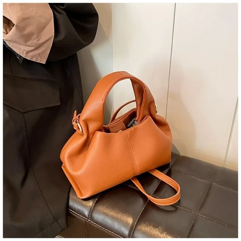 Mini-Halbmond-Umhängetasche, kompakt & stilvoll mit Wildleder-Finish und Bärenmotiv, kleine Kapazität für alltägliche Freizeitaktivitäten & Arbeit – Detail 16