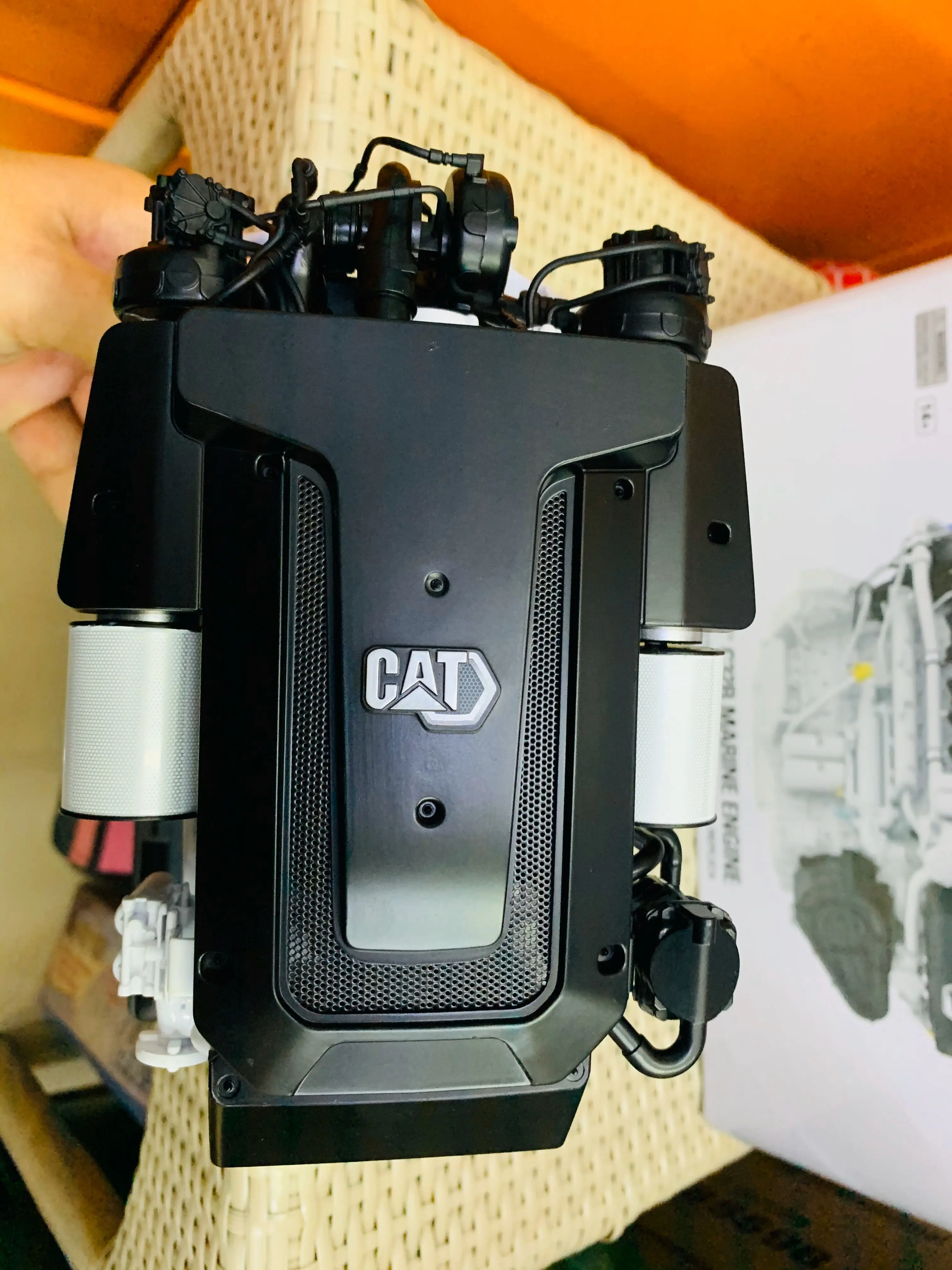 Brinquedo de liga em escala 1/25, modelo de engenharia dm c32b, motor marinho, caminhão, escavadeira, presente de aniversário de menino, decoração de cena fundida # 85707