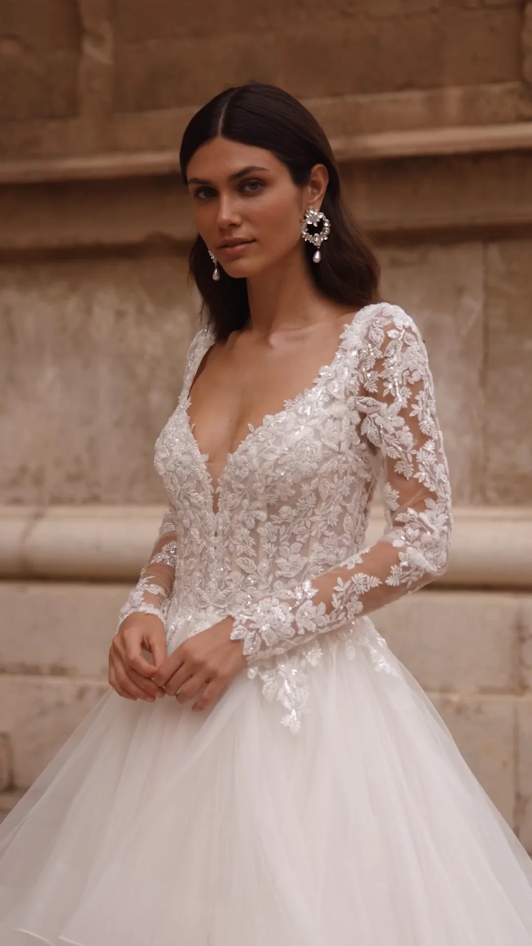 Customized Sexy V Neck Long Sleeve Lace Ball Gown Wedding Dresses Luxury Applique Chapel Train Vintage Bridal Gown