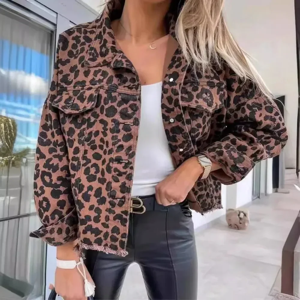 2024 nuova giacca di jeans primaverile e autunnale con stampa leopardata manica lunga corta allentata giacca moda casual top da donna