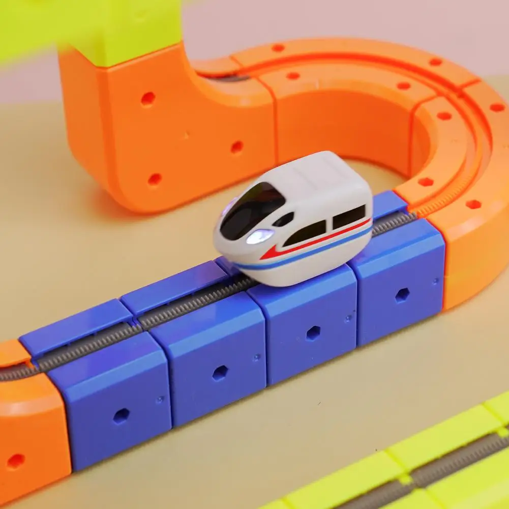 Kinder-Magische Schienenbahn Elektrische Zusammenbaubare Bausteine Magnetische Schienen Auto-Labyrinth Pädagogisches Spielzeug Magnetische Montage-Bahn