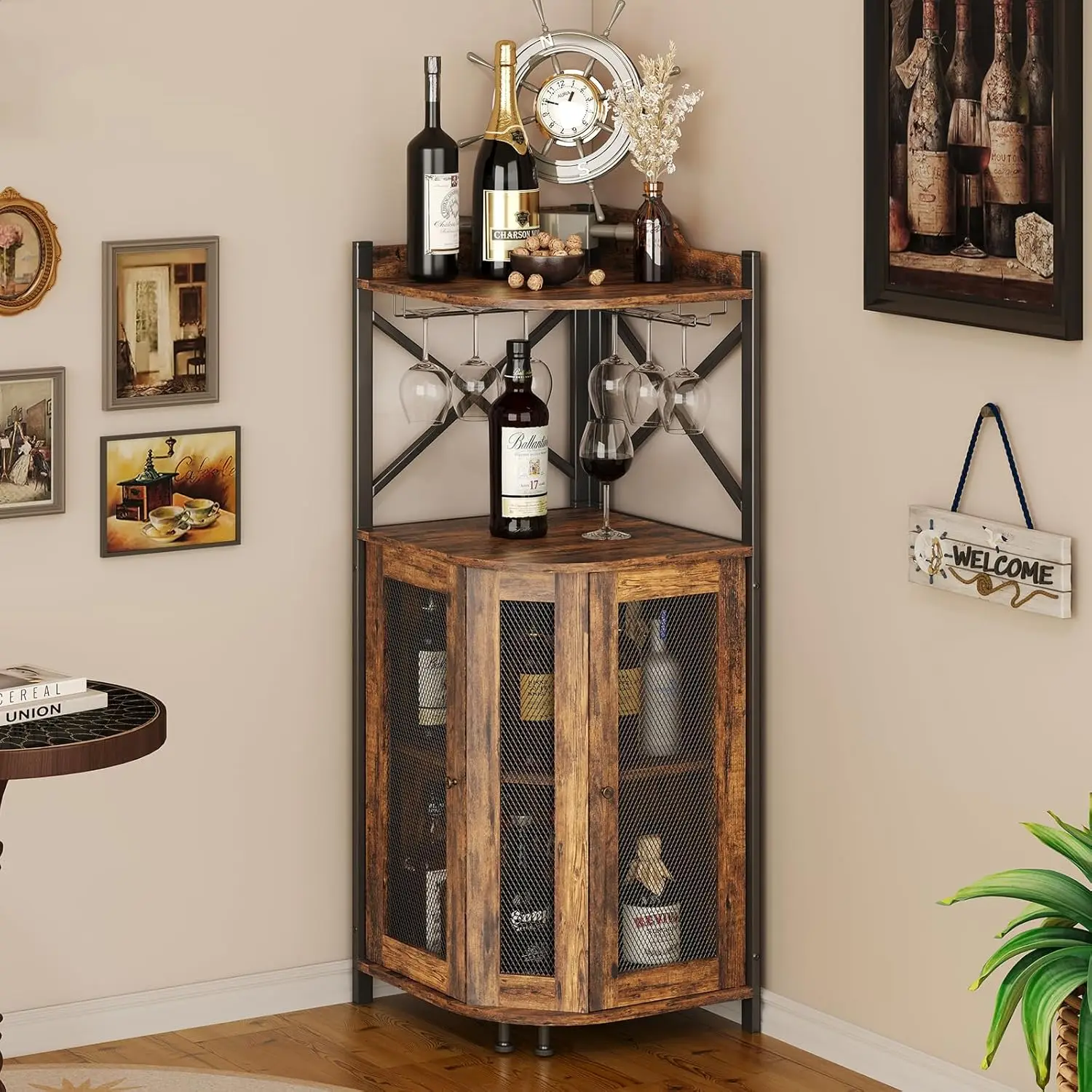 Wineero de estilo industrial con puerta de malla, gabinete de almacenamiento con estante abierto de 4 niveles