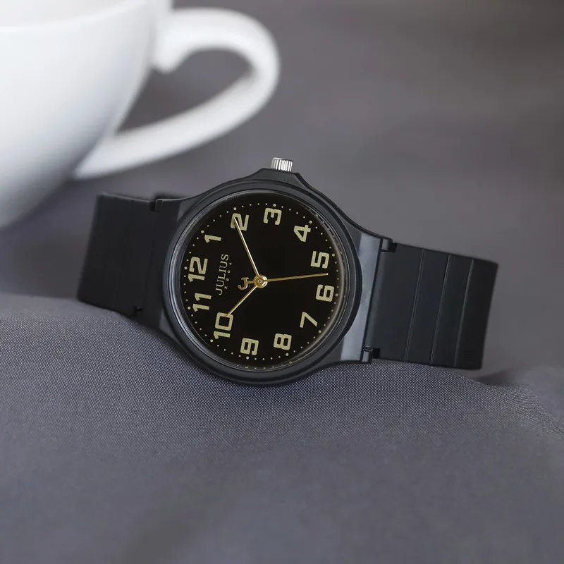 

New stylish silicone digital men's watch for middle school students, quartz women's watch, wristwatch for both men and women.