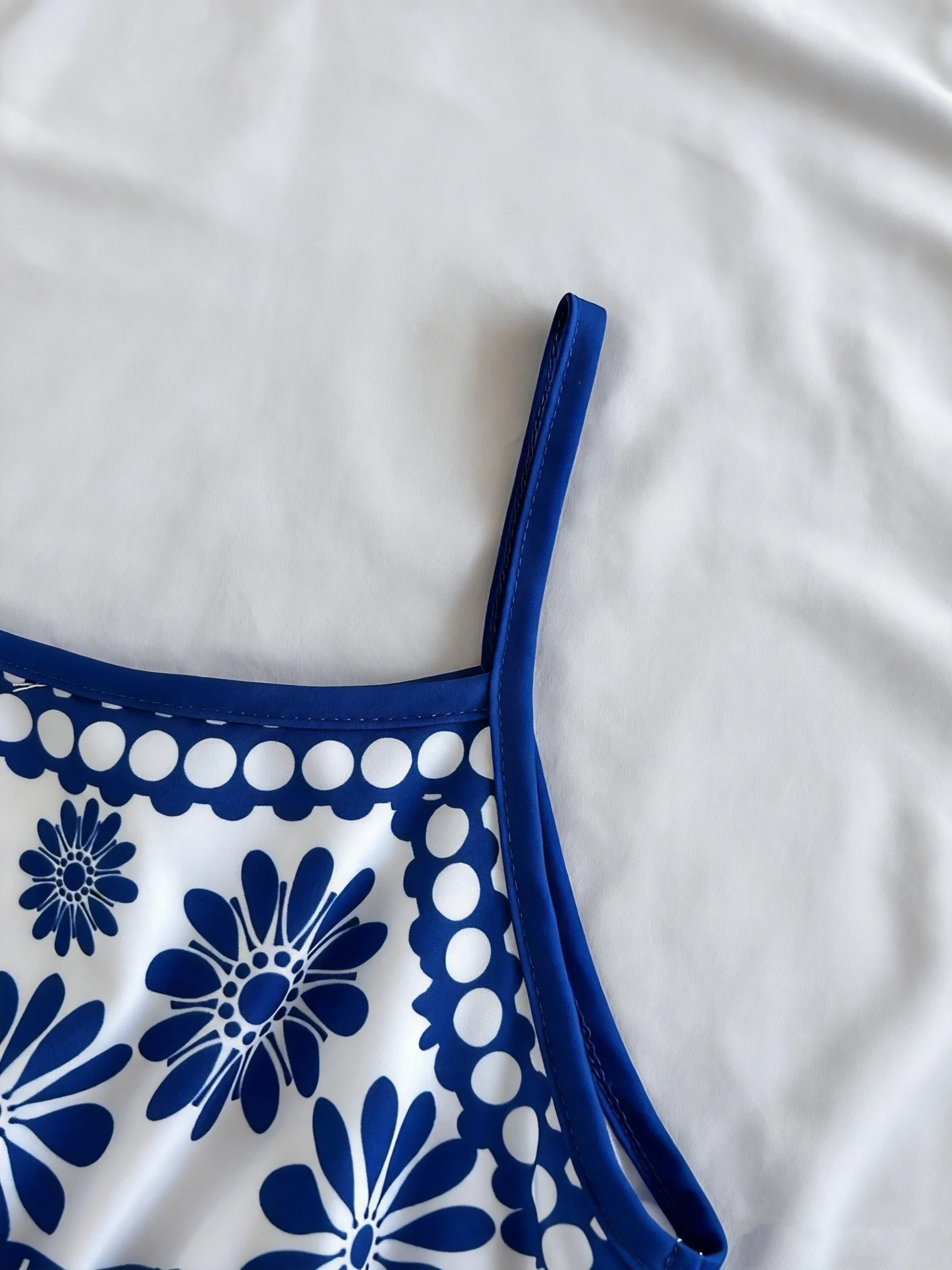 Trendiges Mädchen-Sommerkleid, Weiß mit Blauen Gänseblümchen, Ethnischer Blumendruck, Dünne Träger, Taille Ausgeschnitten, Fließender Rock für Tropische Urlaubsorte – Detail 4