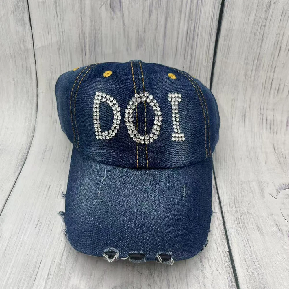 قبعة هدية رائعة بأحرف يونانية من حجر الراين الأبيض DOI