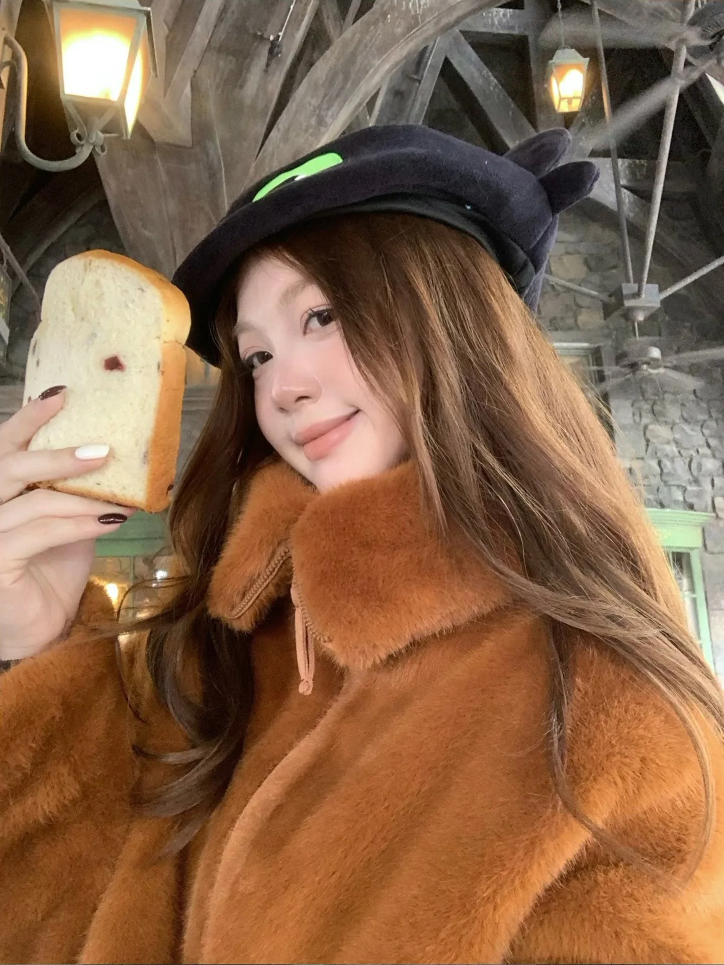 Kurz geschnittene Jacken aus Kunstpelz, Mäntel für Damen, auffällige Morgenfrauen, Teddybär, mit Nieten verziert, Falten im echten Stil mit kontrastierendem Saum