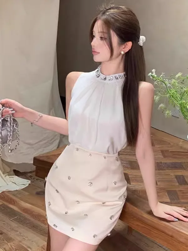 

Женский летний комплект: шифоновая блузка с открытыми плечами и юбка миди с завышенной талией, украшенная стразами, для стройнящего эффекта