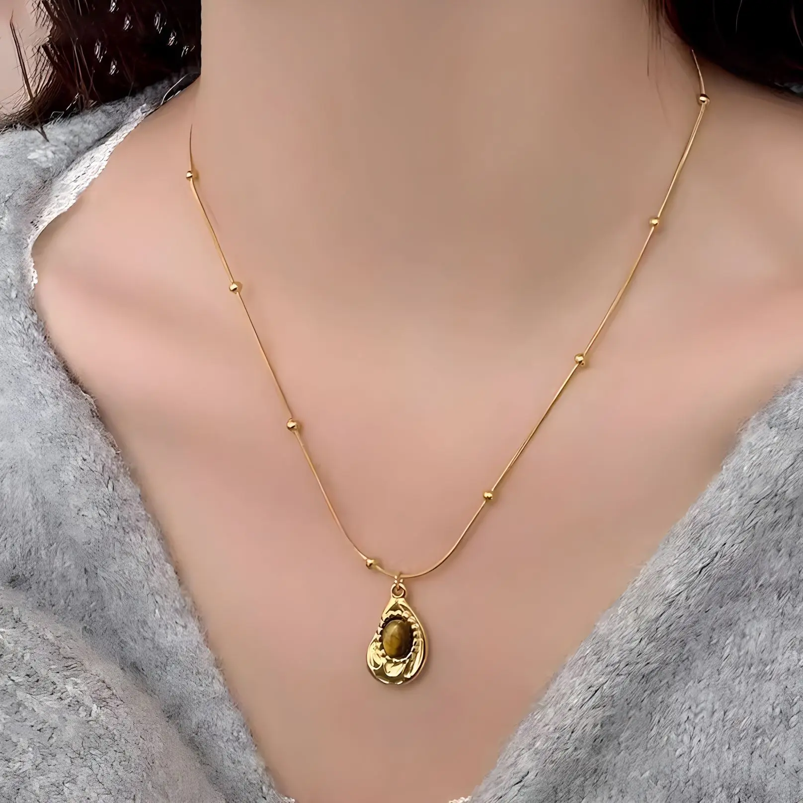 Collar de piedra de ojo de tigre para mujer, cadena de clavícula de alta gama de nicho ligero de lujo, nuevos accesorios retro Maillard, acero de titanio