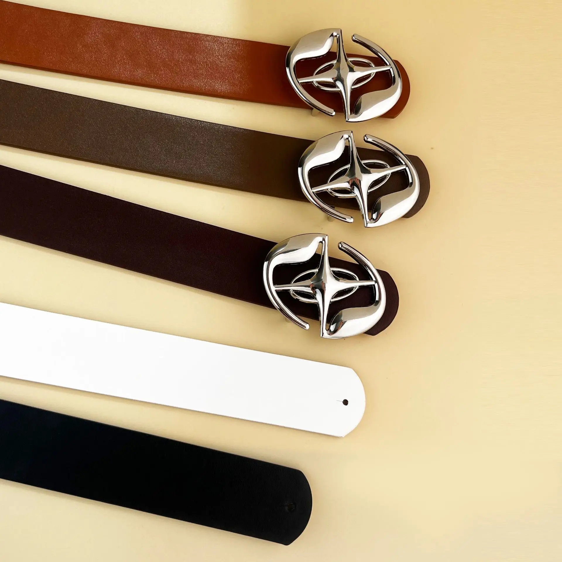 Cinture di design per cintura da donna in pelle di alta qualità per cintura da donna con cinturino in jeans con fibbia in metallo