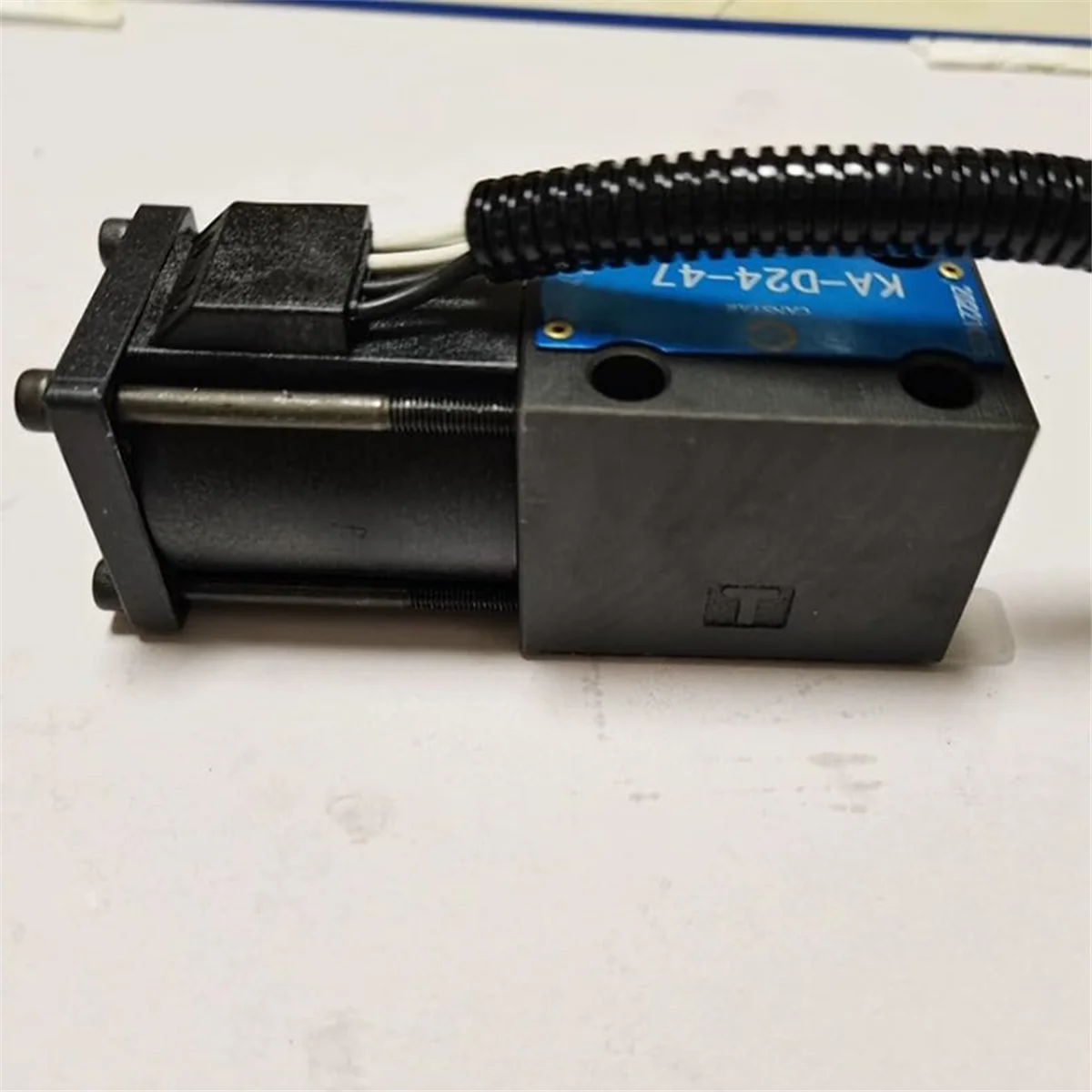 12V Gear Box Solenoid Valve Gear Solenoid Valve 3EB-15-58611 for Komatsu AX50 FD30H-17 FD35A-16 FG40Z-10