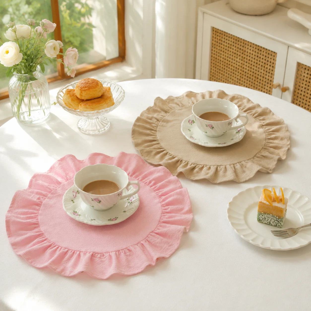 2/4pcs Round fabric placemat with ruffled trim, suitable for everyday brunch at home or outdoor picnics view 4