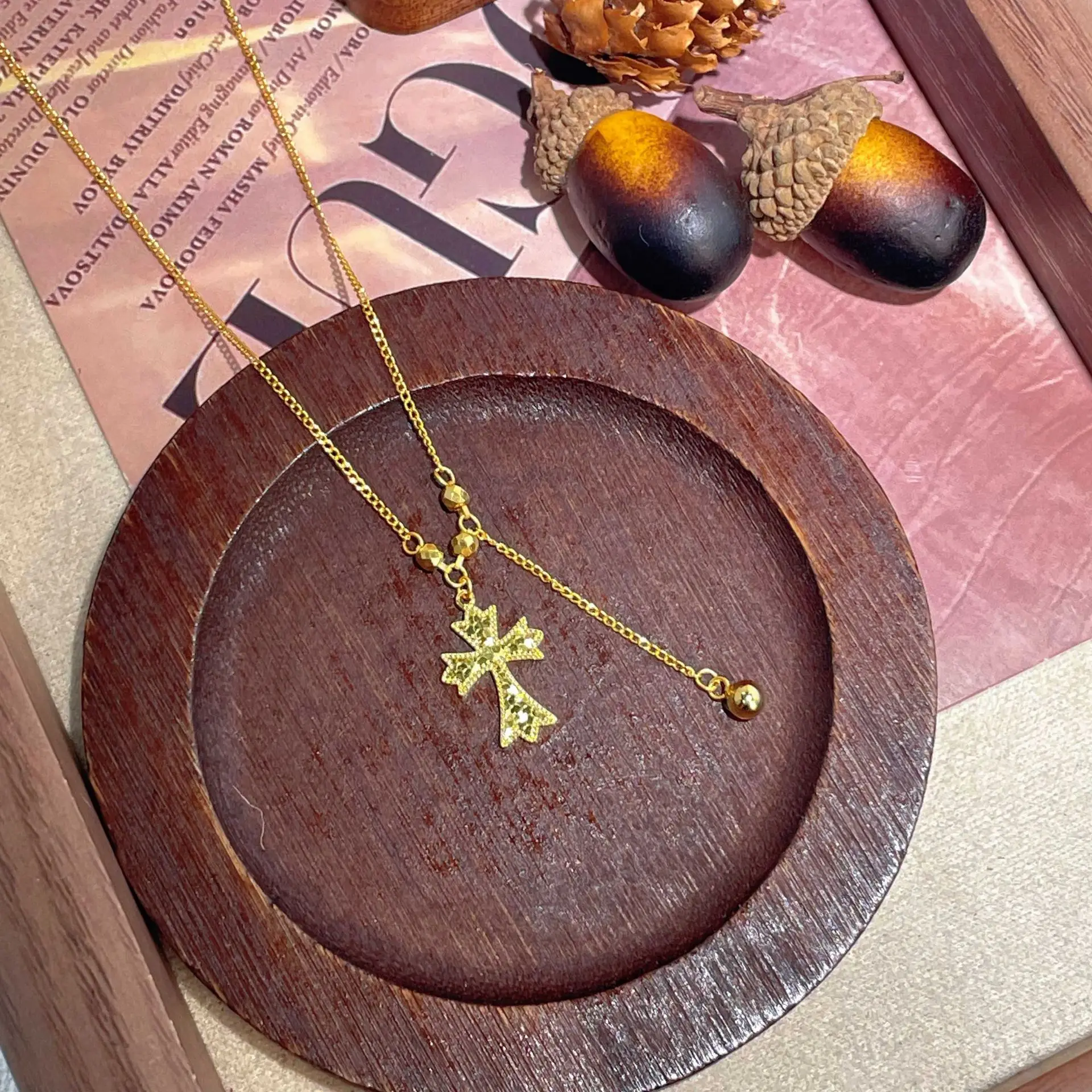 Bingbing الصليب قلادة الإناث الرجعية الأوروبية والأمريكية نقل الخرز الصليب قلادة سلسلة الترقوة تنوعا