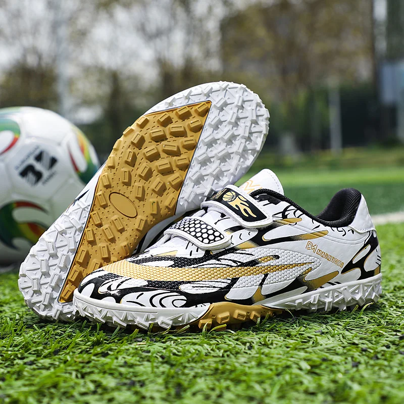 

A pair of children's four-season leather football shoes with stud nails, wear-resistant football shoes, size 28-39，MZ-169-1