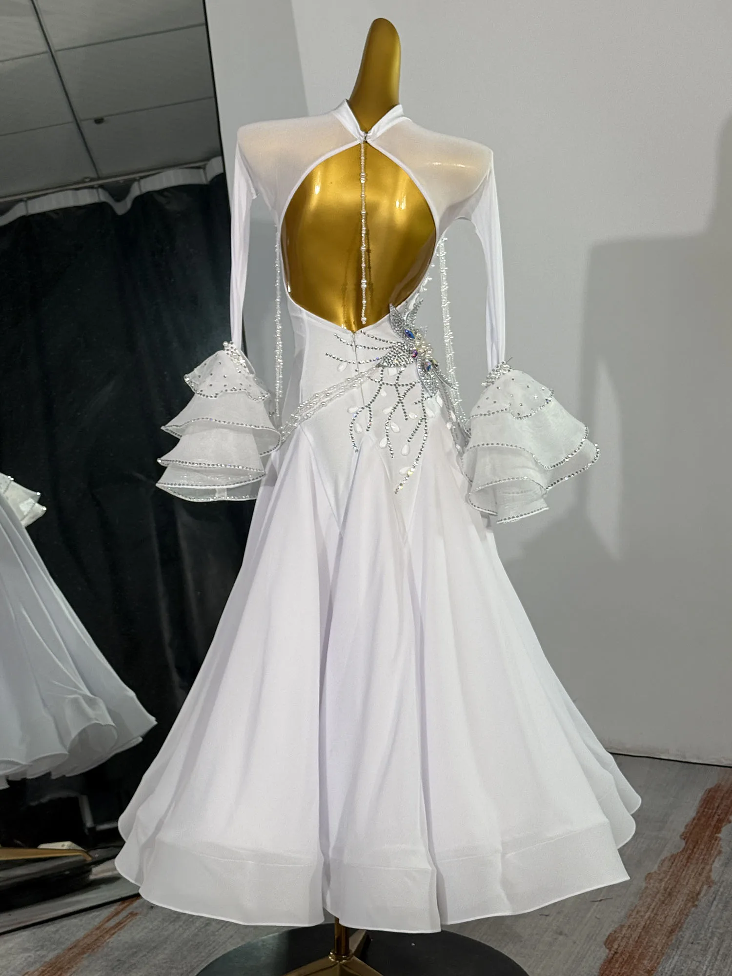 فستان قاعة الرقص الأبيض الأنيق المخصص - تصميم شخصي مع خطوط متدفقة وزخارف متألقة