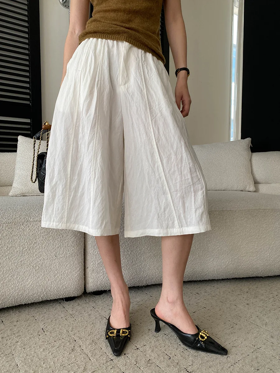 Sommerliche Damen-Freizeithose in einfarbigem Design mit lockerem Schnitt und hohem Bund und weitem Bein. – Detail 35