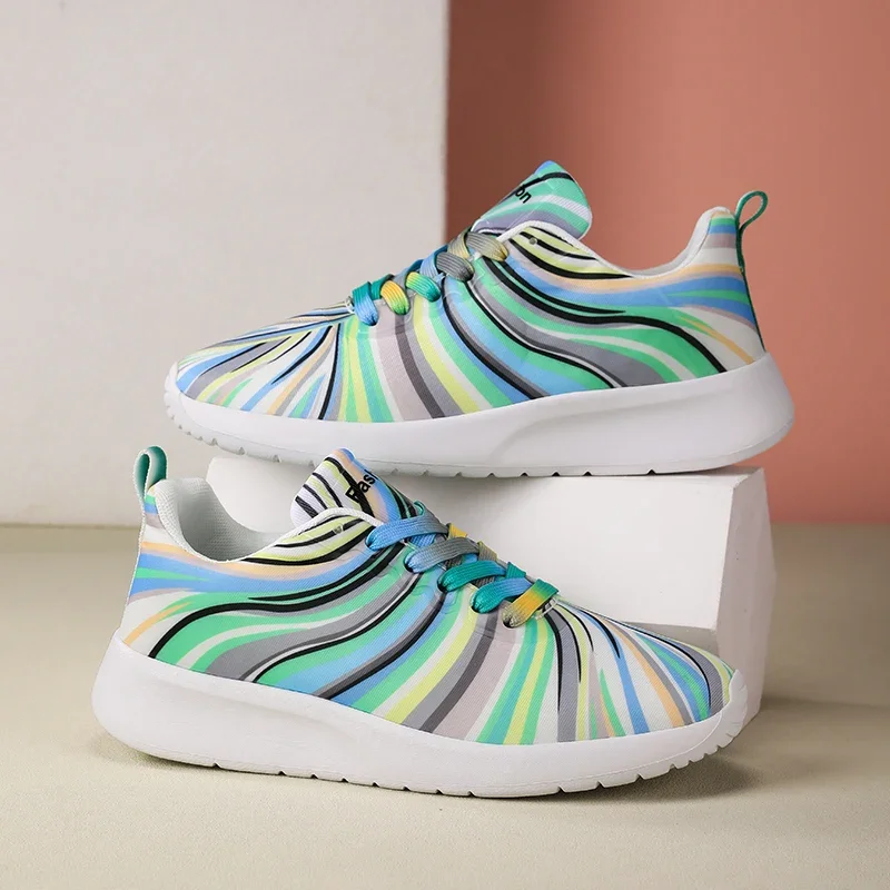 أحذية رياضية كاجوال مخططة بألوان قوس قزح للنساء، أحذية صيفية شبكية عصرية مسطحة للشاطئ والعطلات الترفيهية برباط للسيدات
